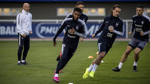 Le bleu, le blanc et le rouge. Football Equipe De France Deschamps Espere Pouvoir Compter Sur Mbappe Et Hernandez