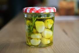 Peler Les Gousses D Ail Faire Bouillir De L Eau Dans Une Casserole L Ail Marine Est Une Recette Simple Et Pratique A Recette Ail Marine Recettes De Cuisine