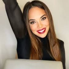 Lora Walls's Instagram, Twitter & Facebook