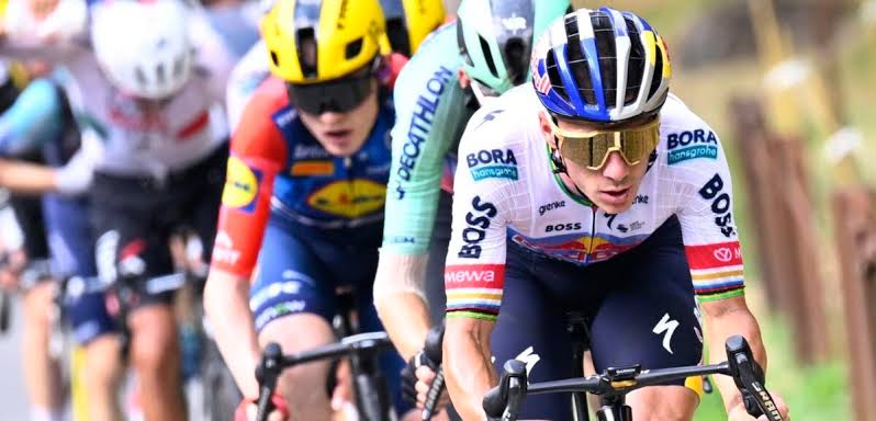 Remco Evenepoel boos op Lipowitz na misgelopen lead-out in Tour etappe