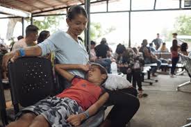 Ein junge ruht sich aus im schoß seiner mutter. Kolumbien Ecuador Venezuela World Council Of Churches