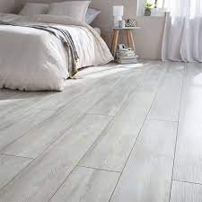 Vous devez vous assurer que le sol est régulier et lisse sans trous ni bosses prononcés. Revetement Sol Stratifie Decor Chene Blanchi Scandelo Castorama Maison Etage Plancher De Chambre Sol Stratifie