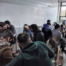 Con la vuelta de las clases presenciales, estamos muy contentos de volver a  reencontrarnos personalmente con los alumnos en los distintos espacios de  los programas. En estas fotos vemos a jóvenes de