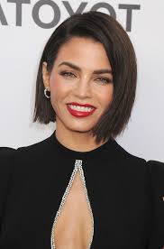 frisur schwarze kinnlange bob frisur schwarze glatte haare schwarzes abendkleid mit kristallen roter lipp trend haarfarben bob haare styling kurzes haar