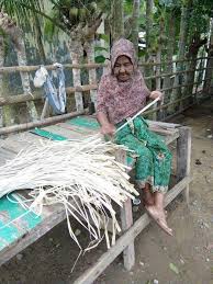 Aug 27, 2020 · kerajinan dari daun pandan merupakan kerajinan yang dibuat dengan cara menganyam daun pandan yang sudah dikeringkan menjadi berbagai kerajinan anyaman seperti tikar, alas sajadah, topi dan aneka kerajinan lain. Sosok Pengrajin Tikar Pandan Di Pedalaman Aceh Utara Steemit