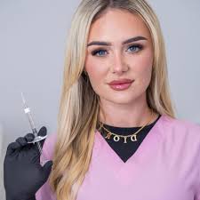 Hello All Can anyone recommend a really good plastic surgeon for facelift?  I'd like to recommend, rather than take a chance. Very grateful for any  input. 🙏