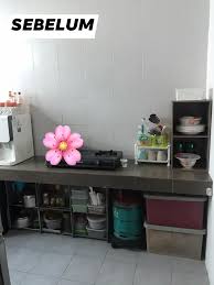 Menggantungkan perkakas dengan memaki rak susun dan gantungan baju supaya tersusun rapi dan mudah dibersihkan. Diy Mudah Pintu Bawah Table Top Dapur Tak Perlu Guna Langsir Lagi Kemas Vanilla Kismis