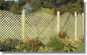At b&q we have an extensive range of garden fencing in popular styles including traditional overlap fence panels and picket fencing. 8 Cheap Fencing Ideas Inspiration For The Frugal Gardener In 2021