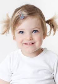 Depuis la mort de sa mère, cette fillette se fait coiffer tous les matins  par la conductrice de bus