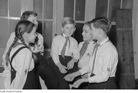 Datei:Fotothek df roe-neg 0006394 017 Pioniere während eines Gesprächs.jpg  – Wikipedia
