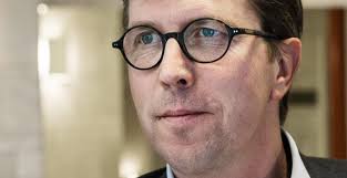 Academediachefen: Sluta spela och börja regera