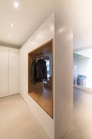 Einfamilienhaus Flachdach Uberdachte Terrasse Massivbau L Form Moderne Architektur L Form Klar Moderne Architektur Flachdach Garderoben Eingangsbereich