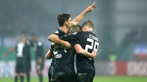 Der stürmer steht seit 2017 beim fc augsburg unter vertrag. Dfb Pokal Fc Augsburg Schlagt Holstein Kiel Dank Michael Gregoritsch Eurosport