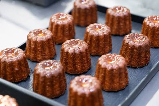 Canelé, sắc nâu trầm mặc giấu kín một làn hương Khoác lên mình lớp vỏ nâu  sẫm của sự tôi luyện, một chiếc Canelé cần đủ lửa để caramel hóa, đủ tĩnh