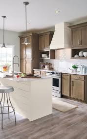 Clean Lines And Easy Living Cabinet Colors Take This Modern Farmhouse Kitchen From Tren Kitchen Inspiration Design Farmhouse Kitchen Cabinets Farmhouse Kitchen