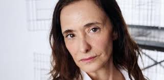 Ana Torrent, actriz, 59 años: “Un hombre de 50 o 60 está en su plenitud,  mientras que una mujer ya está de bajón. A partir de una edad, hacemos más  teatro, porque