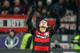 Nach foulspiel an sven bender im strafraum zeigte sich alario sicher vom punkt und markierte den bislang einzigen treffer des spiels (28.). Italiener Locken Bayer Lehnt Angebot Fur Chicharito Ab