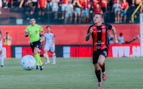 Veja gols em Vitória x Athletico-PR: Gilberto abre o placar, e Kayzer empata