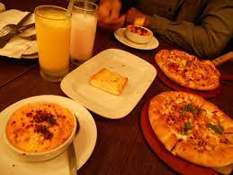 Sempet bingung mau makan apa di neo soho krn sepertinya banyak ga halal. Pengalaman Sensasi Delight Pizza Hut Bareng Nyonya Pinayung