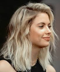 Dunkler haaransatz bei blondinen liebäugeln sie mit der haarfarbe blond, befürchten dann aber ständig den dunkel nachwachsenden haaransatz nachfärben zu müssen? Graue Haare Der Neue Trend Archzine Net