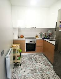 Se trata de la instalación de un revestimiento vinílico en rollo, que se adhiere fácilmente a la superficie y no requiere ningún tipo de obra. Mosaico De Baldosas Hidraulicas 4 Vinilo Para Suelos Suelo Vinilico Cocina Suelos Cocina Vinilos Decorativos Cocina