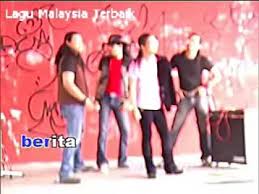 Ku tinggalkan pesan ku kirimkan berita agar dapatku temui dirimu umpama sebutir permata yang sirna. Axl S Andai Dapat Ku Undurkan Masa Chords Chordify
