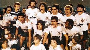 Die demokratie von corinthians (deutsch für democracia corinthiana) war eine in den 1980er jahren aufkommende bewegung in der mannschaft des brasilianischen fußballklubs corinthians são paulo.sie wurde von einer gruppe politisch aktiver spieler wie sócrates, wladimir, casagrande und zenon angeführt und stellte die größte ideologische bewegung der geschichte des brasilianischen fußballs. Democracia Corinthiana Facebook