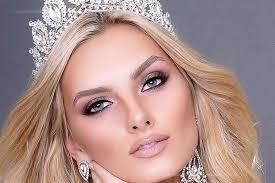 Savannah Wix's Instagram, Twitter & Facebook