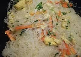Bihun yang terbuat dari tepung beras berwarna putih dengan ukuran kecil. Resep Mudah Bihun Goreng Putihno Kecap Ala Rumahan Resep Ala Rumahan
