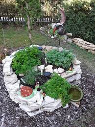 Aus Steinen Der Region Der Bauer Hat Sich Gefreut Dass Am Feldrand Sein Steinhaufen Deutlich Kleiner Wurde Meine Petersili Mit Bildern Gartenprojekte Garten Steinhaufen