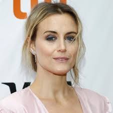 Delia Powell's Instagram, Twitter & Facebook