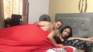 Seduzco al padre de mi mejor amigo para que me compre una nueva computadora  a cambio de sexo