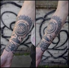 Je créé également des guides de voyage numériques afin d'aider les personnes qui le désirent à voyager à travers le monde. 40 Tatouages Voyage Qui Rappellent Des Souvenirs