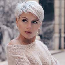 Moderne et pratique, cette coiffure se décline en carré, à la garçonne ou encore en coupe au bol. Coiffure D Ete 2020 7 Idees Dont Vous Tomberez Amoureux Coiffures Mode Et Beaute Zenidees Style De Cheveux Courts Cheveux Courts Cheveux Courts 40 Ans