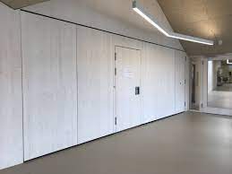mobile trennwand premium classic mit flurseitiger aufdoppelung aus fichte dreischichtplatten mit weiss lasierter oberflache trennwand wand getrennt