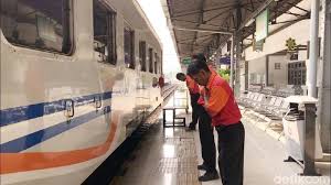 Lahan bandara memiliki luasan 18 kilometer persegi, dengan dua landasan pacu paralel sepanjang 3.600 meter yang terhubung oleh dua persilangan taxiway. Nasib Porter Stasiun Alih Profesi Hingga Sulit Dapat Pelanggan