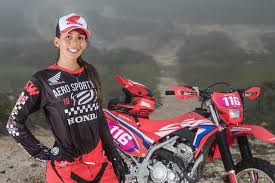 Honda xre 190 vida de motoboy entrevista com gabriela cicone, da bmw, dicas da primeira viagem, dia do motociclista, como baixar o valor do seguro, as viagens do rei, volta ao mundo, vitrine, primeira marcha e muito mais, em conteúdos exclusivos. Barbara Neves E Exemplo Do Motociclismo No Dia Internacional Da Mulher Honda Racing