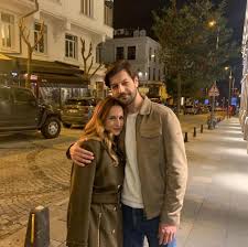 Kemoterapinin ardından son halini paylaşan oyuncu. Menajerimi Ara Dizisinde Yaprak Dokumu Canan Erguder In Ardindan Serhat Teoman Da Diziden Ayrildi