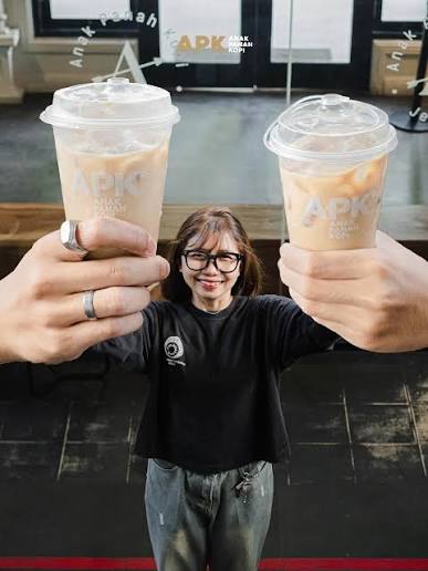 Es kopi maling susu on duty! ——— Anak Panah Kopi Jepara 📍Jl. Dr Sutomo No. 50, Jepara OPEN EVERYDAY 07.00-24.00 #Anakpanahkopi #APK #Kopinyaanaknegeri #Coffee #coffeeshopjepara #Hangoutjepara #nongkrongjepara #Jepara #jawatengah