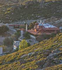 Η ιερά μονή του αγίου ενδόξου μεγαλομάρτυρος και ιαματικού παντελεήμονος βρίσκεται στα βόρεια όρια του κτήματος της παλαιφάτου και ιστορικής ιεράς μονής των ασωμάτων, της ονομαζομένης πετράκη. Ieron Metoxion Agioy Pantelehmonos Kokkinara Pentelhs Pemptoysia