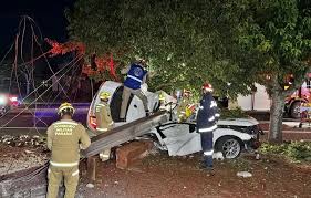 Casal morre após carro bater contra poste em Cascavel