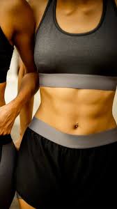 Trainierter Bauch Frau: Harte Bauchmuskeln und eine schlanke Taille - mit  diesem Workout klappts! | COSMOPOLITAN