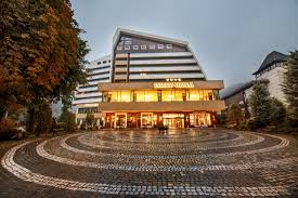 Oaspeţii pot lua masa la restaurant sau se pot relaxa în bar. Hotel International Sinaia Travelminit Ro