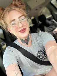 Looking for someone who can give me the BEST pout 👄 need done asap! Send  me your lip injector 💓