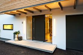 Eingangsbereich Haus Kufstein Attraktiv Auch Die Fassadengestaltung Unten Weiss Verputzt Oben Mit Holzv Fassadengestaltung Haus Verputzen Fassaden Gestaltung