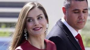 Letizia di Spagna, la giacca in pelle rossa è una favola seducente
