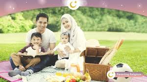 Kebersamaan bersama keluarga menjadi momen. 11 Tips Membangun Keluarga Harmonis Menurut Islam Yuk Amalkan Orami