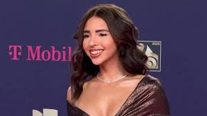 Ángela Aguilar ra mắt tóc mới và tiết lộ diện mạo tại Premio Lo Nuestro Ángela  Aguilar đã ra mắt một màn hình tuyệt đẹp ... (1/2)