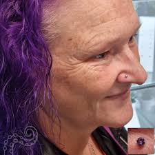 Upper lobe wearing a mini 3-stone cluster from @neometaljewelry. I adore  how this piece fits perfectly into the curve of this persons anatomy ✨️