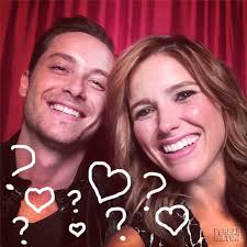 Jesse lee soffer est né le 23 avril 1984 à north tarrytown, new york.il a deux petites sœurs. Is Sophia Bush Dating Her Chicago P D Castmate Jesse Lee Soffer Signs Point To Yes Perez Hilton